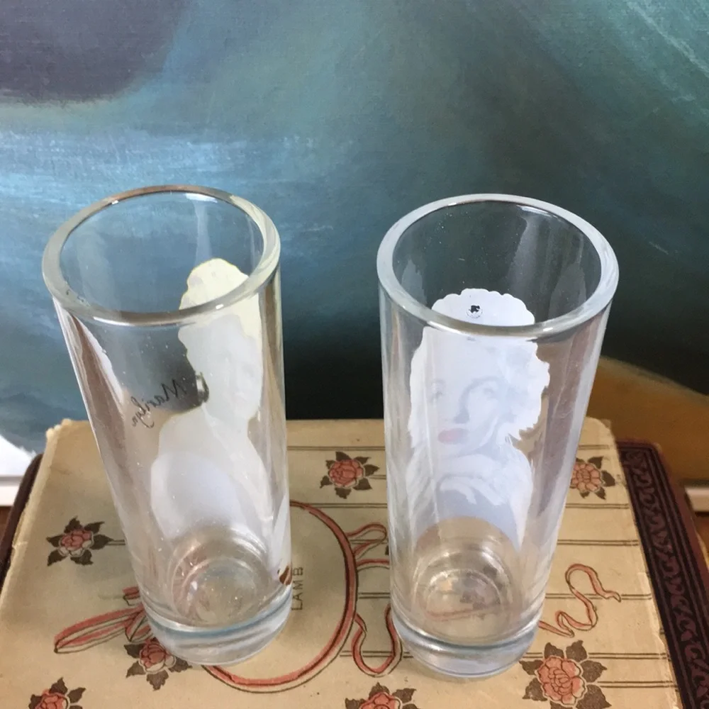 Marilyn Monroe Shot Glasses Set of 2 - Picture 3 of 8
